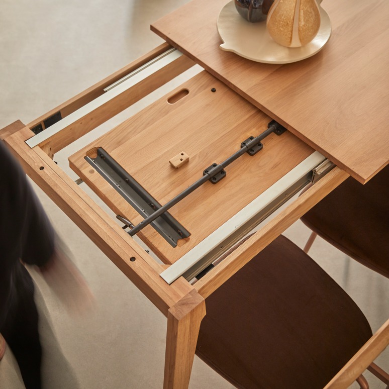 Esmée - Uitschuifbare tafel van massief eikenhout 6-12 personen.