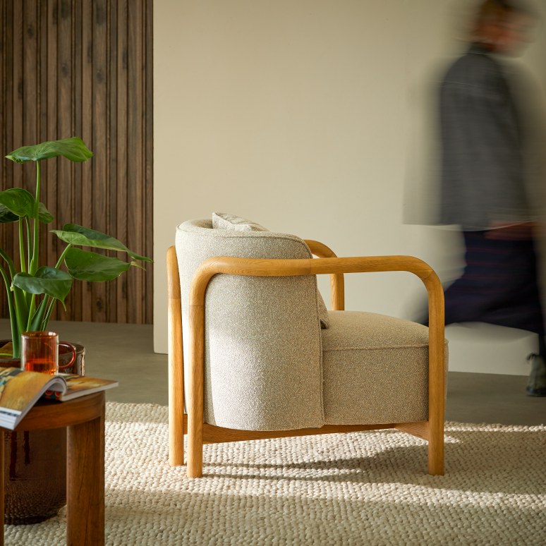 Lya - Fauteuil in massief eikenhout en grijze stof