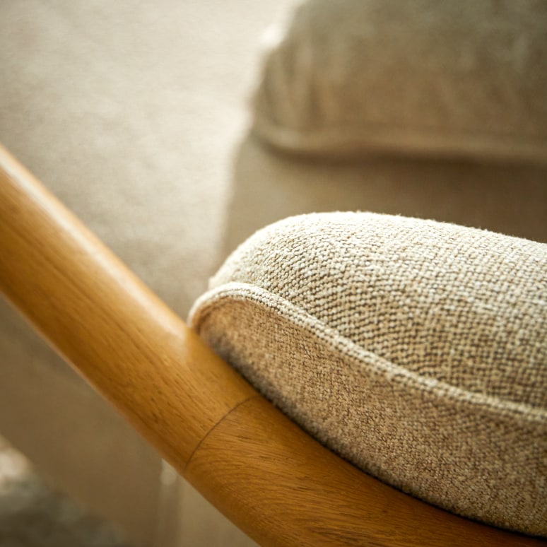 Lya - Sillón de roble macizo y tela gris