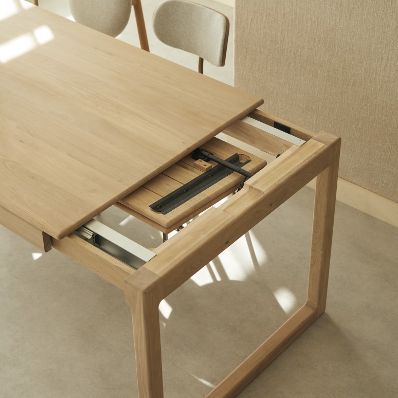 Arto - Uitschuifbare tafel van massief eikenhout 6-12 personen.