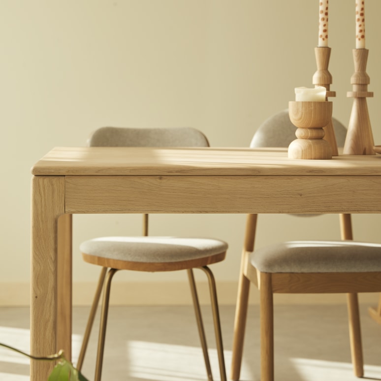 Arto - Uitschuifbare tafel van massief eikenhout 6-12 personen.