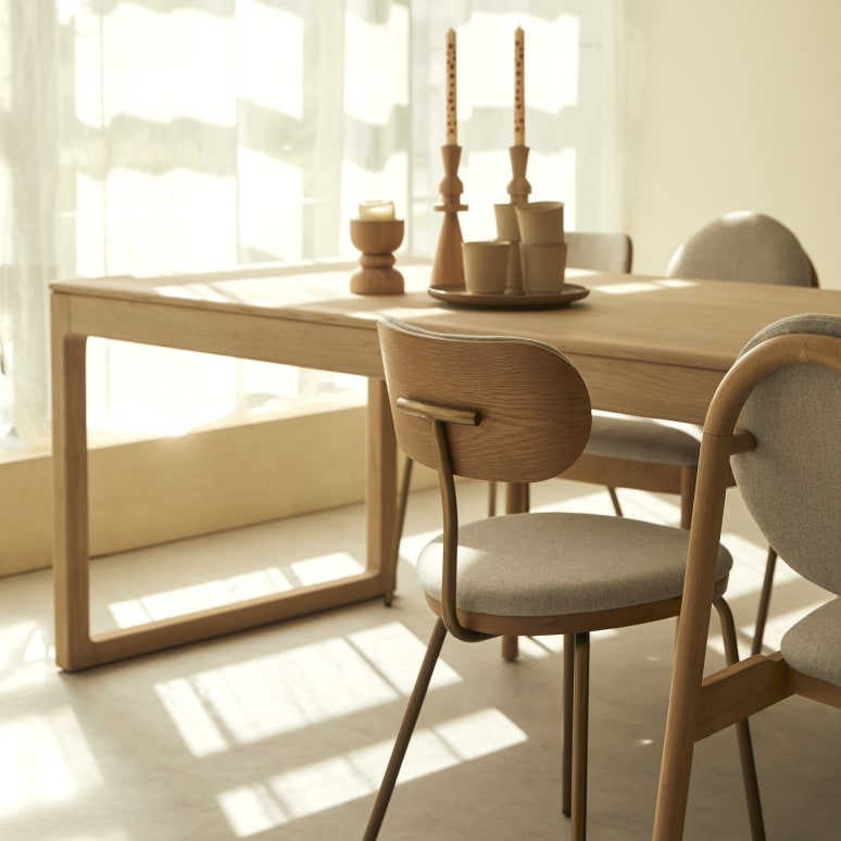 Arto - Uitschuifbare tafel van massief eikenhout 6-12 personen.