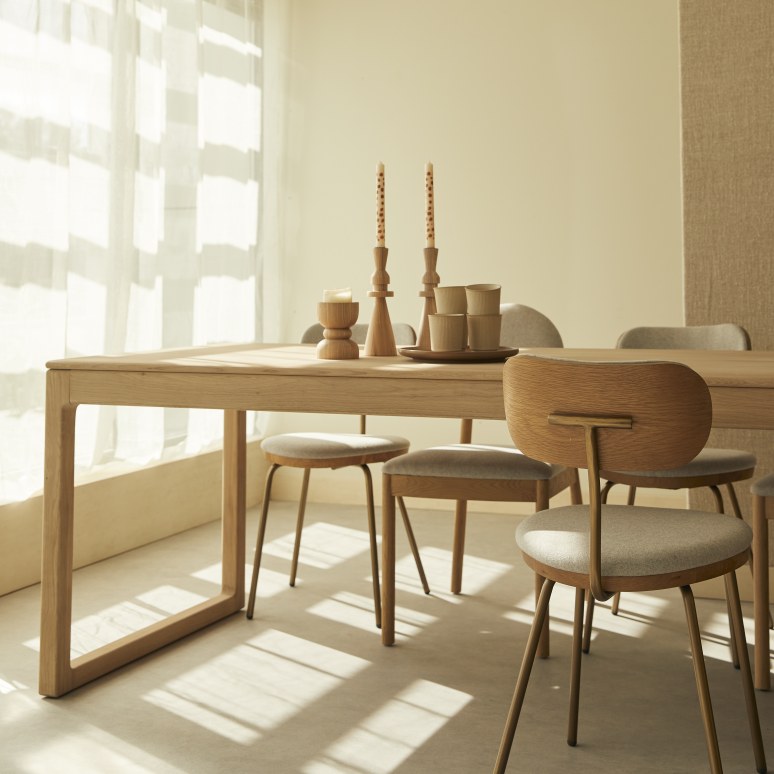 Arto - Mesa extensible de roble macizo 6-12 personas.