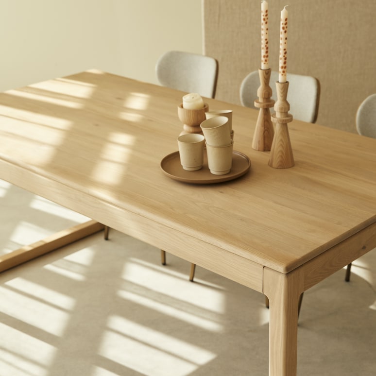 Arto - Mesa extensible de roble macizo 6-12 personas.