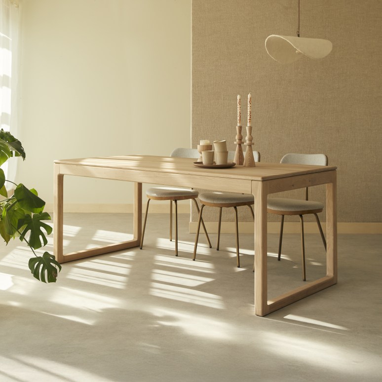 Arto - Solid oak 6–12-seater extendable table