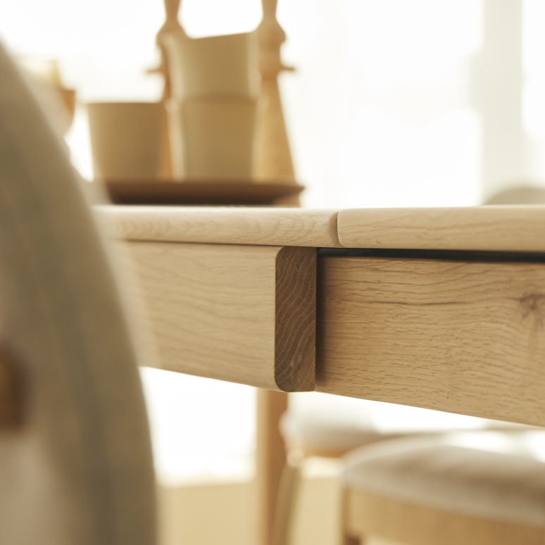 Arto - Uitschuifbare tafel van massief eikenhout 6-12 personen.