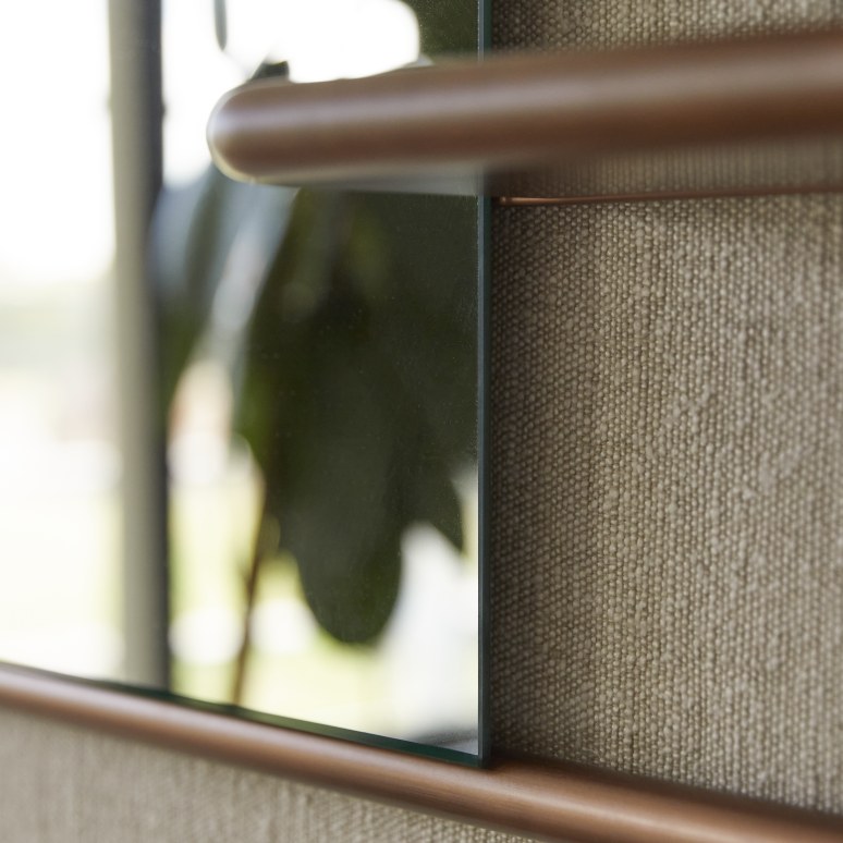 Félicie - Miroir étagère en noyer et laiton