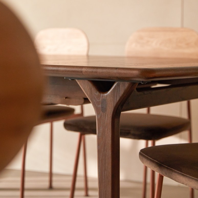 Clara - 6–12-seater extendable table in solid brown oak