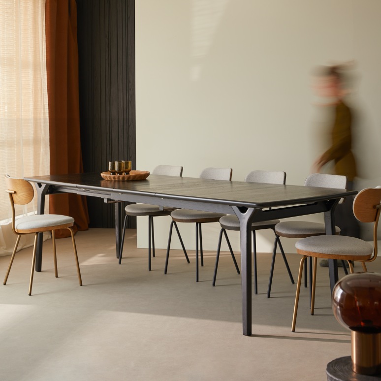 Clara - Table extensible en chêne massif black 6-12 pers.