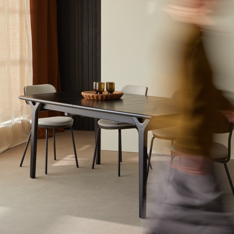 Clara - Uitschuifbare tafel in zwart massief eikenhout 6-12 pers.