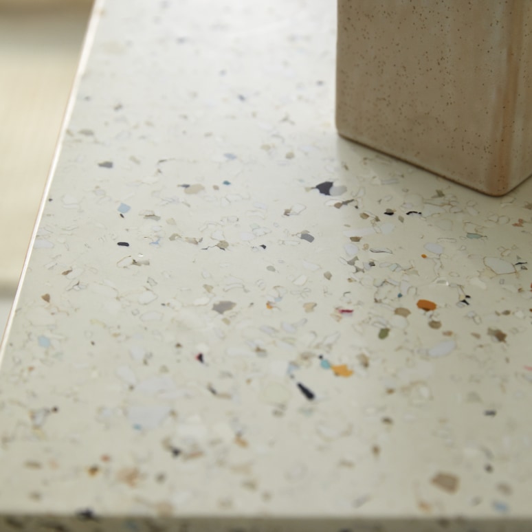 Jim - Recycelte Tischplatte mit Terrazzo-Effekt 80 cm - Le Pavé & Tikamoon