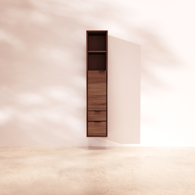 Senson - Hochschrank aus massivem Nussbaum