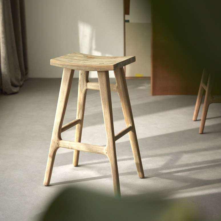 Alia - Barhocker aus massivem, recyceltem Teakholz