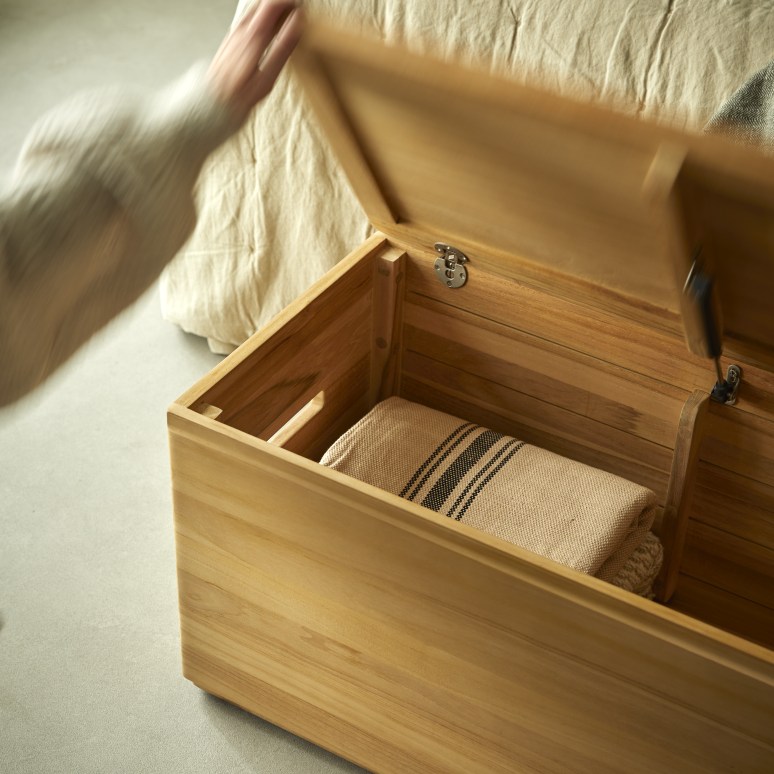 Nino - Solid teak trunk