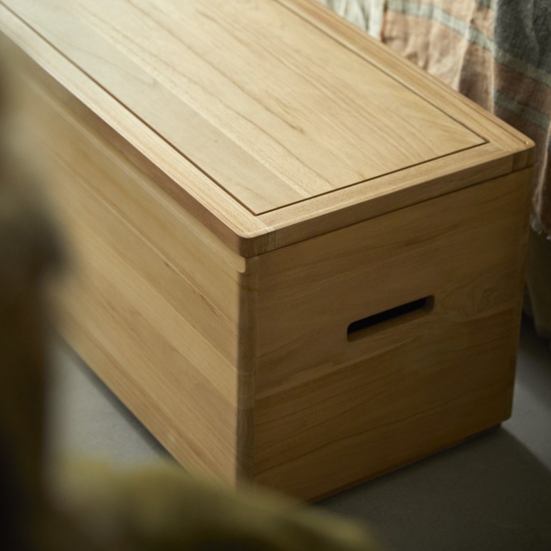 Nino - Solid teak trunk