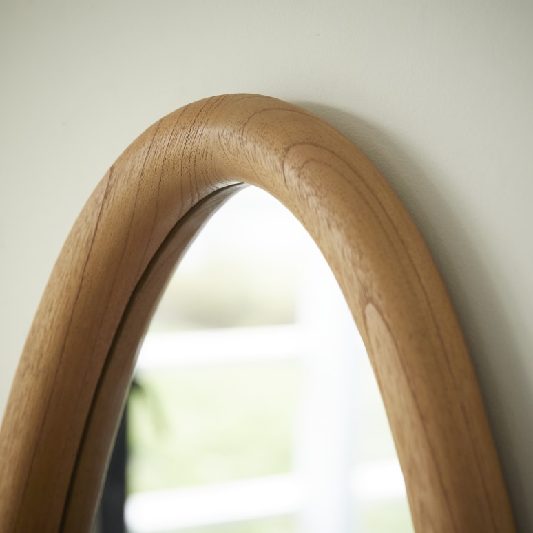 Lana - Espejo de baño de madera de mindi de 68x55 cm