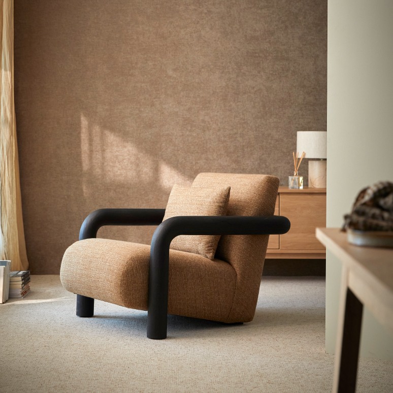 Nina - Lage fauteuil in massief mindihout en bruine stof