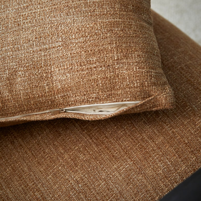 Nina - Sillón bajo de madera maciza de mindi y tela marrón