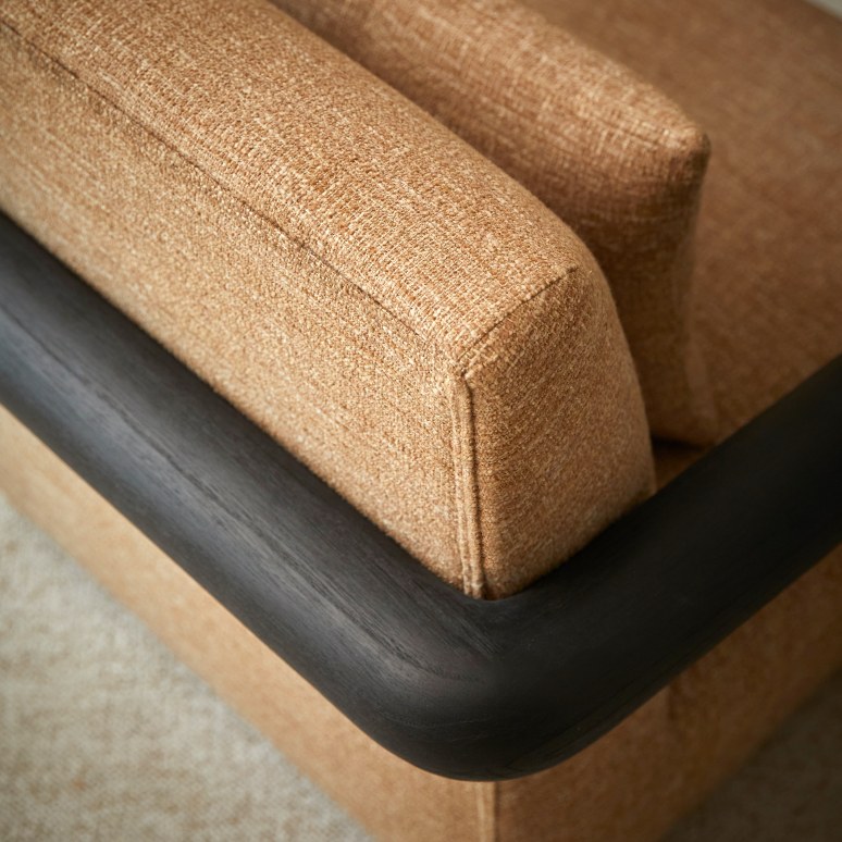 Nina - Sillón bajo de madera maciza de mindi y tela marrón