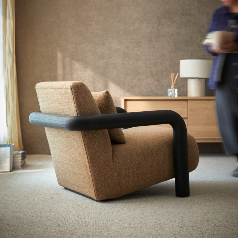 Nina - Fauteuil bas en mindi massif et tissu marron