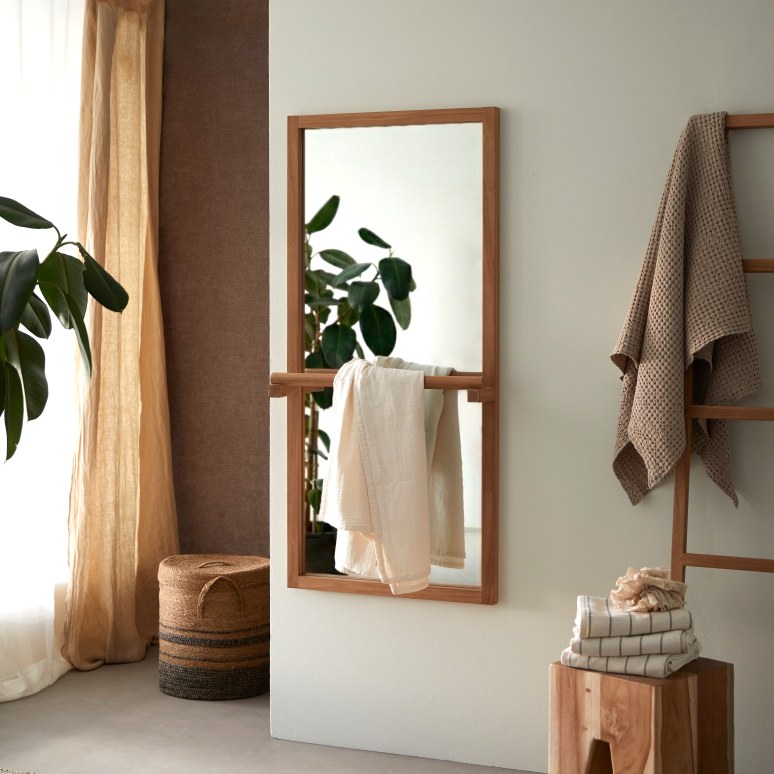 Lucy - Mirror in solid teak with towel rail