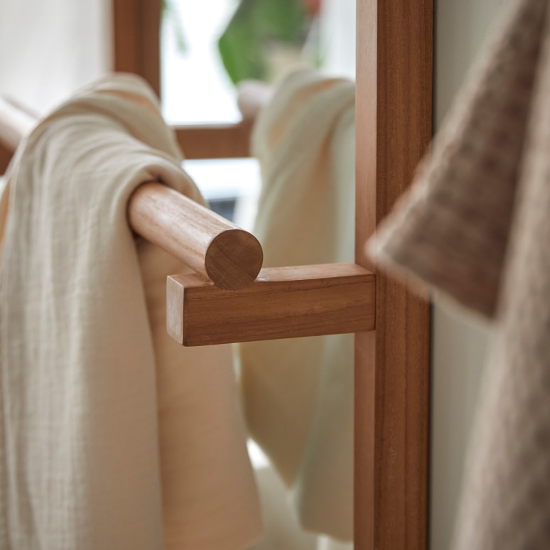 Lucy - Mirror in solid teak with towel rail