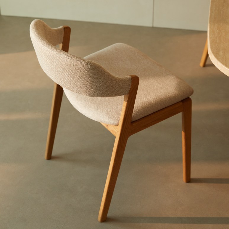 Santino - Silla de roble macizo y tela color crudo