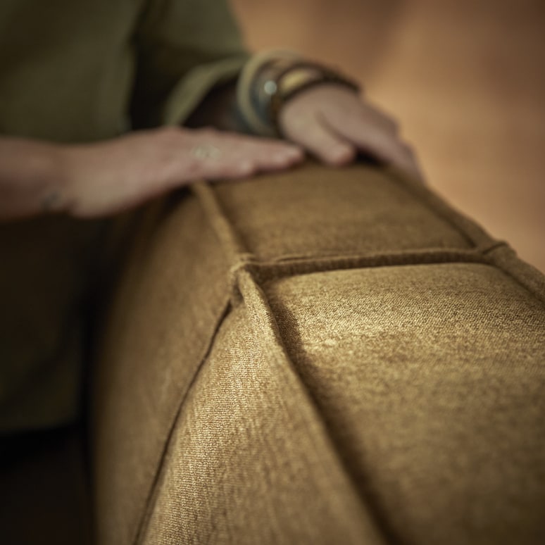 Miu - Sofa aus massivem Eichenholz und ockerfarbenem Stoff, 2-Sitzer