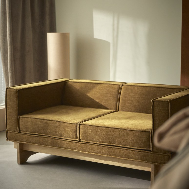 Miu - Sofa aus massivem Eichenholz und ockerfarbenem Stoff, 2-Sitzer