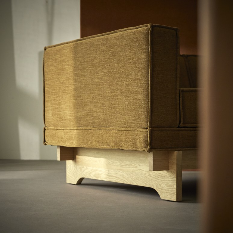 Miu - Sofa aus massivem Eichenholz und ockerfarbenem Stoff, 2-Sitzer