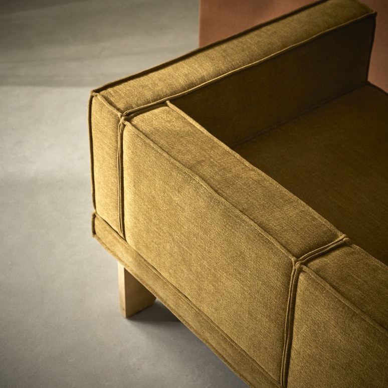 Miu - Sofá de roble macizo y de tela color ocre, 2 plazas