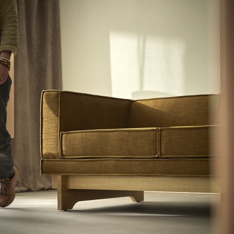 Miu - Massief eikenhouten bank met okerkleurige stof, 2-zits