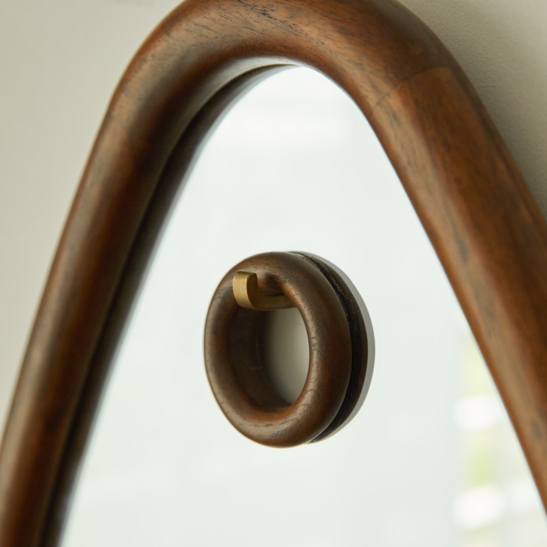 Ovo - Mirror in solid mindi, 80 x 55 cm
