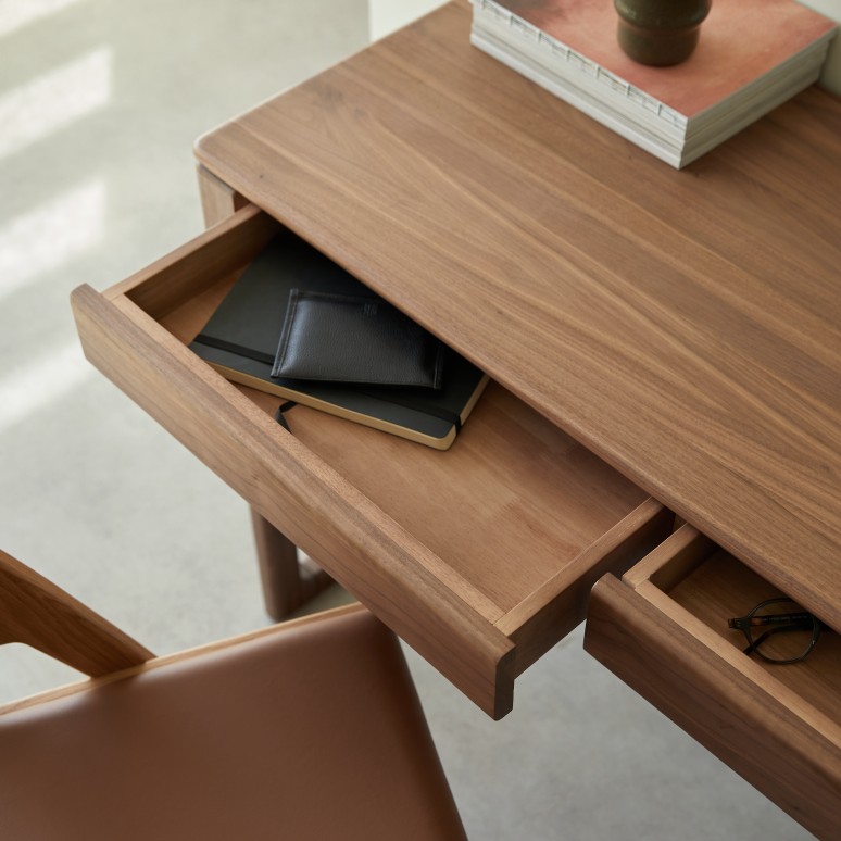 Arto - Desk in solid walnut