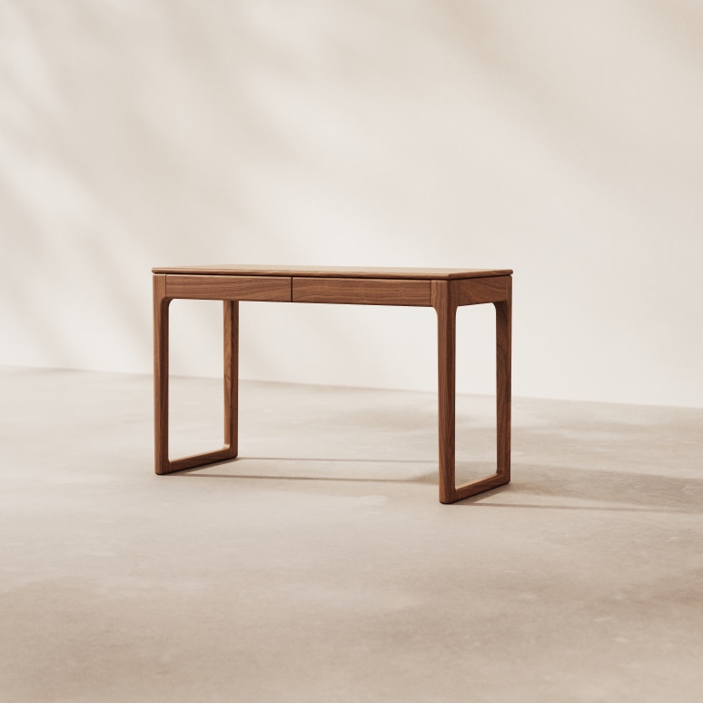 Arto - Desk in solid walnut