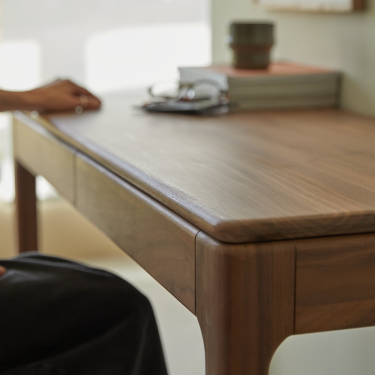 Arto - Desk in solid walnut