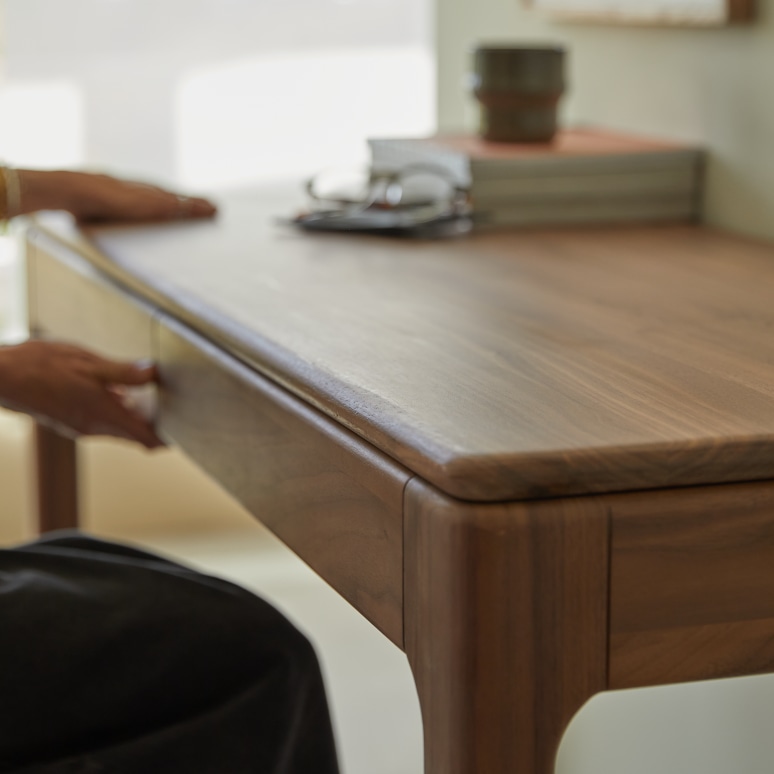 Arto - Desk in solid walnut