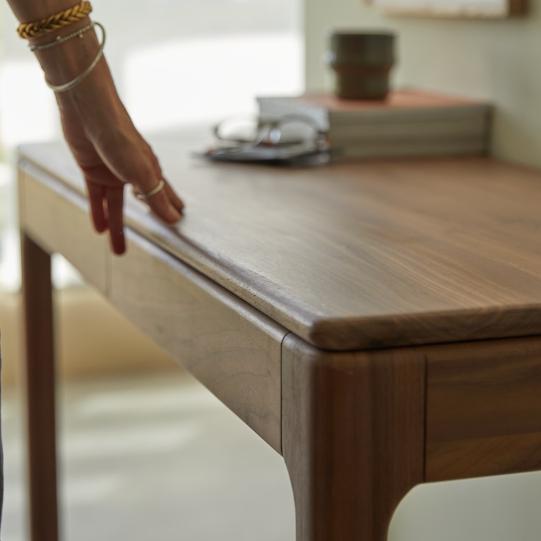 Arto - Desk in solid walnut