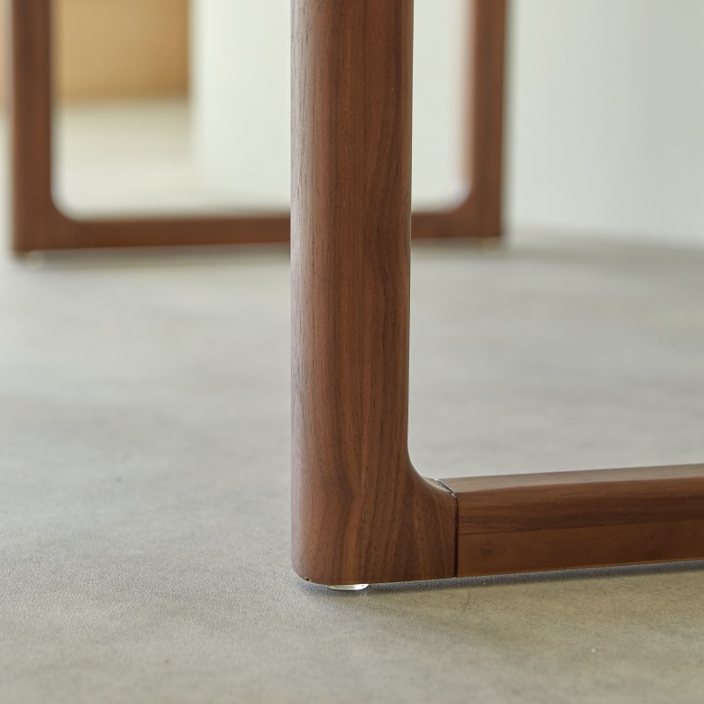 Arto - Desk in solid walnut