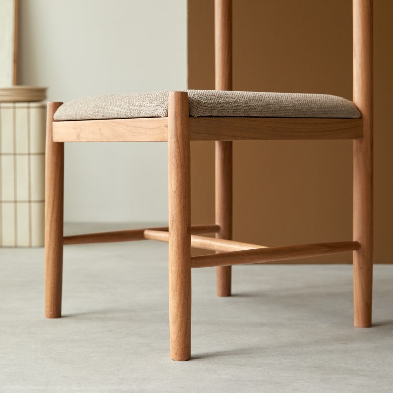 Emy - Stuhl aus massivem Akazienholz und Stoff