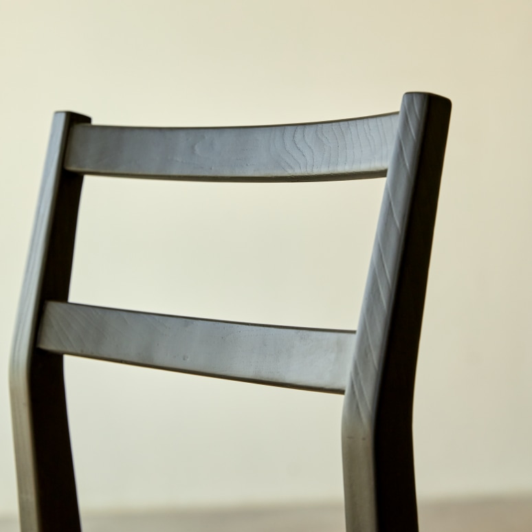 Clarisse - Chaise en orme massif noir et cordage