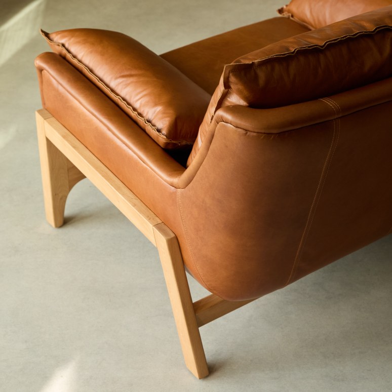Woodnest - Leren fauteuil en massief eikenhout