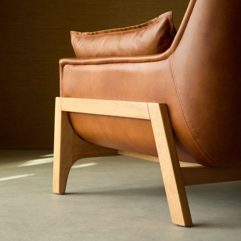 Woodnest - Leren fauteuil en massief eikenhout