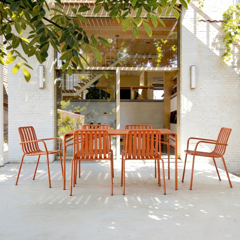 Gaby - Rectangular garden table in orange metal, seats 4–6