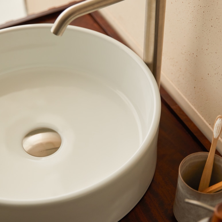 Gina - Washbasin in ceramic, round