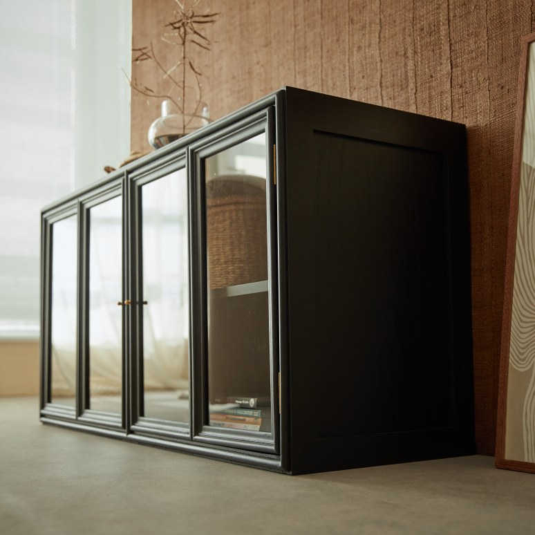 Anna - Niedriges Vitrinenbuffet aus Mindi 120 cm