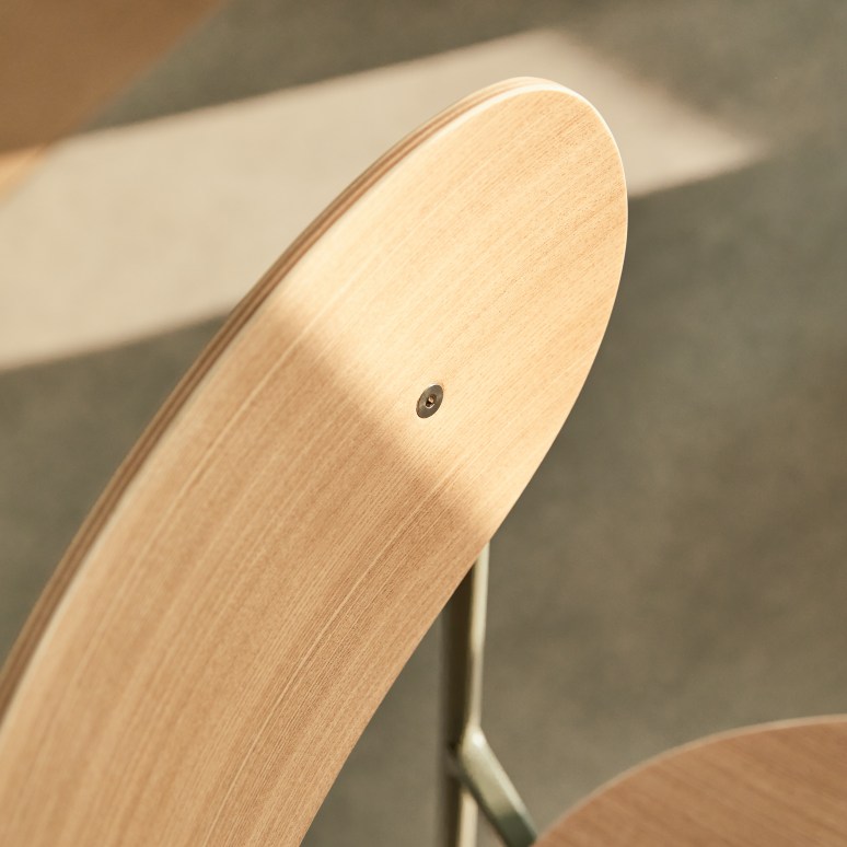 Lilo - Chair in solid ash and green metal