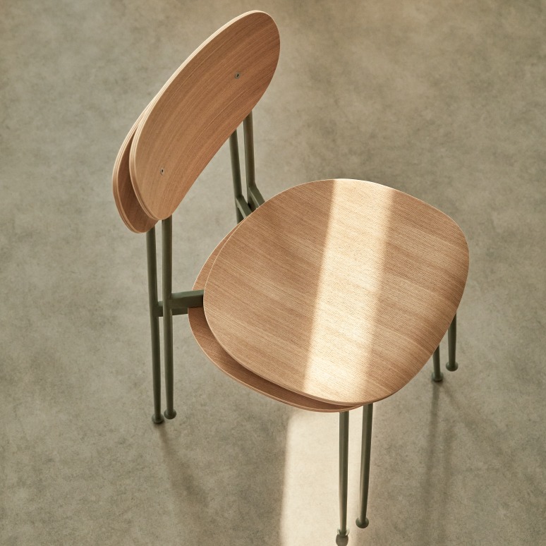 Lilo - Chaise en frêne et métal vert 