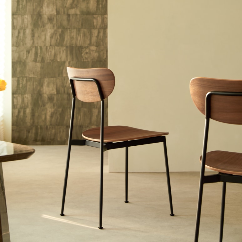 Lilo - Chaise en noyer et métal noir