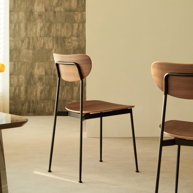 Lilo - Chaise en noyer et métal noir